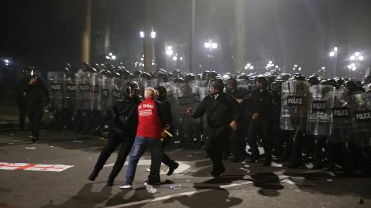 Demonstrant se střetává s policisty během opozičního shromáždění v den místních voleb v Tbilisi, Gruzie, 4. října 2025