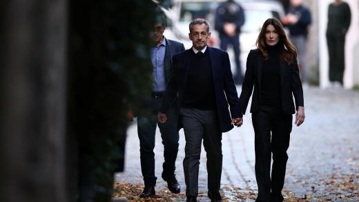 Exprezident Sarkozy a jeho žena Carla Bruni-Sarkozy  odcházejí od jejich domu před Sarkozy nástupem do věznice La Santé