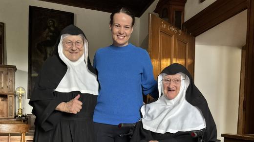 Příběh tří vzdorujících jeptišek obletěl celý svět. Na snímku dvě z nich se zpravodajkou Bárou Vránovou