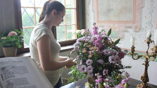 Ukázky aranžování květin v prostorách bučovického zámku