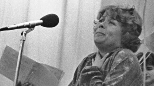 Jana Drbohlavová ve scénce Pozdní večer během Májové veselice v Kamenici (14. 4. 1983)