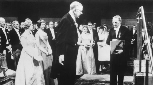 Akademik Jaroslav Heyrovský přebírá od švédského krále Gustava VI. Adolfa Nobelovu cenu za chemii