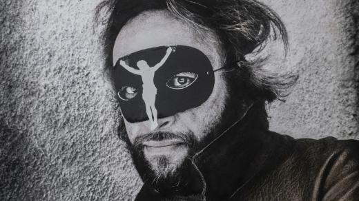 Výstava Rozbitý svět Joel-Peter Witkin a Cynthia Bency-Witkin, Joelův portrét (1984), upraveno 2025