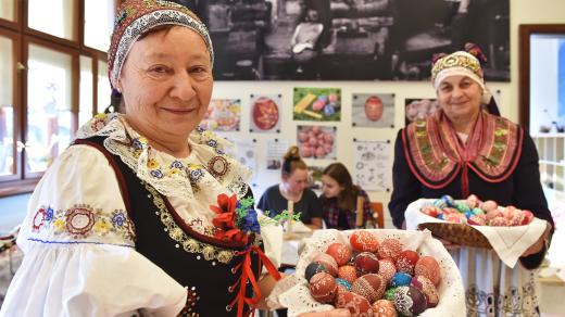 Členky Jarošovské krojové družiny s kraslicemi zdobenými takzvanou jarošovskou krajkou
