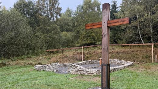 Vzpomínka na bývalou kapli, která byla vojáky odstřelena