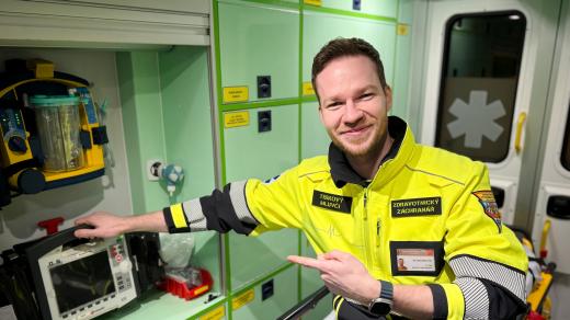 Karel Kirs ukazuje vybavení sanitky