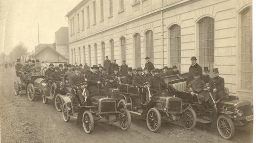 Návštěva účastníků prvního pražského automobilového kurzu v Mladé Boleslavi