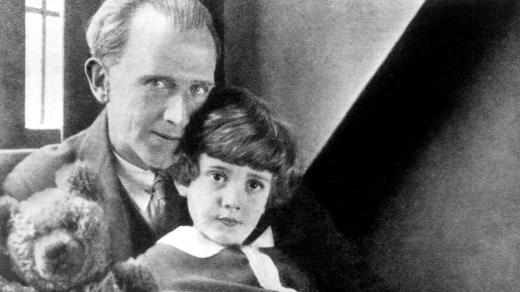 A. A. Milne se synem Christopherem Robinem a Medvídkem Pú