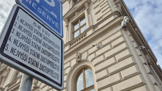 Brno chce zrevidovat desítky parkovacích míst ve městě, které si nepřetržitě pronajímají veřejné instituce