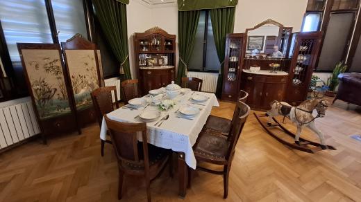 Soubor nábytku secesní jídelny v Hernychově vile v Ústí nad Orlicí