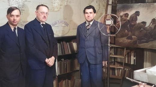 Natáčení rozhovoru s Karlem Absolonem (uprostřed) o prehistorických píšťalách (1936, digitálně kolorováno)