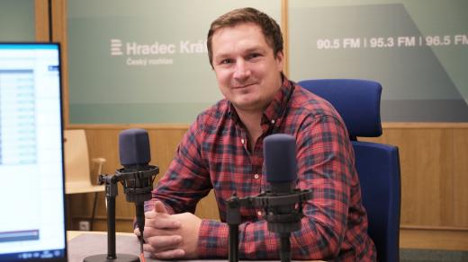 Jaroslav Pich ve studiu Českého rozhlasu Hradec Králové