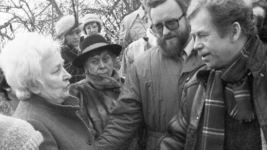 Prezident republiky Václav Havel se u hrobu spisovatele, novináře a jednoho ze signatářů Charty 77 Jaromíra Šavrdy zdraví s vdovou Dolores Šavrdovou