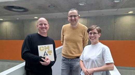 Radek Váňa a Petra Schindler-Wisten s Tomášem Klementem v ArtCafé