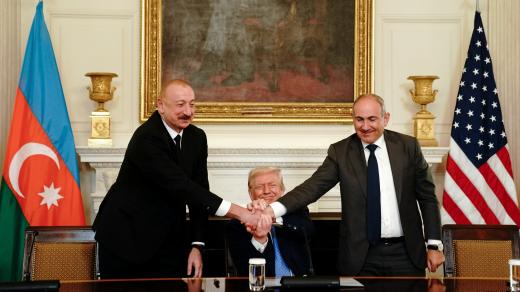 Ilham Alijev a Nikol Pašinjan podepisují smlouvu před Donaldem Trumpem