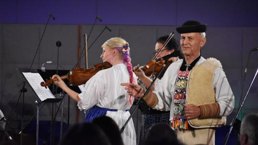 Ján Ambróz a houslistky CM Friš