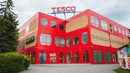 Obchodní dům Prior, nyní Tesco, otevřený v roce 1974 byl prvním obchodním domem ve Východočeském kraji. Byl postaven ve stylu brutalismu a jeho osmiúhelníková okna měla odkazovat na včelí plástve a tradici pardubického perníku