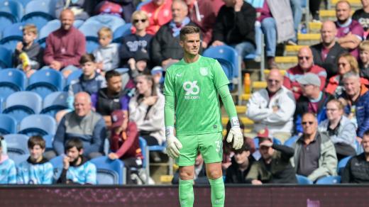 Český brankář Václav Hladký v dresu Burnley