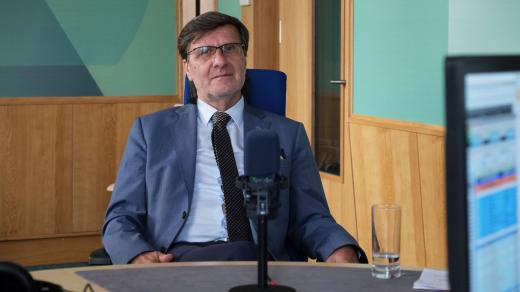 Aleš Herman ve studiu Českého rozhlasu Hradec Králové