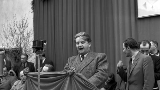 Bohumil Laušmann v roce 1947. Slavnost předání prvního konfiskátu do vlastnictví znárodněného průmyslu. Snímek z obce Košťany - Dolní Mlýn