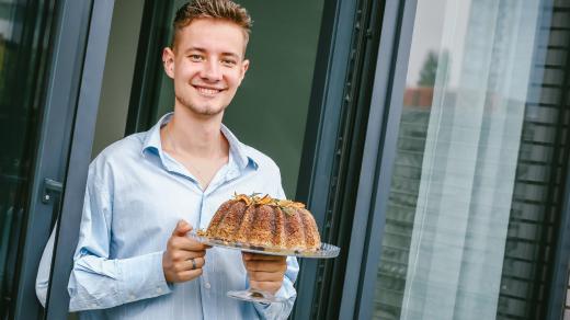 Vojta Vrtiška s pastinákovou bábovkou