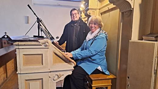 Sbormistři Hana Olková a Miroslav Maňoušek