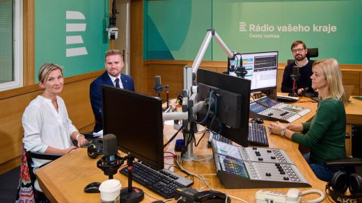 Hosté Velké radioporadny zleva: Kateřina Jirková, Marek Maleňák, moderátor Tomáš Pancíř, zvuk zajistila Iveta Chlumská