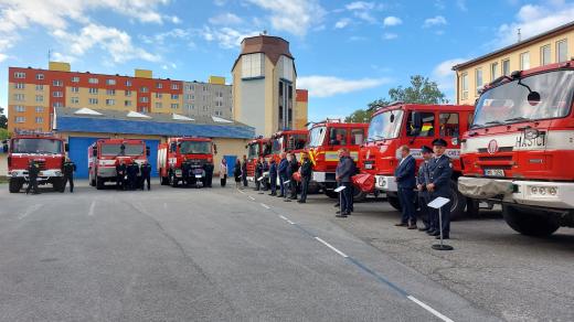 Slavnostní otevření moderních garáží na centrální krajské stanici hasičského záchranného sboru v Olomouci. Součástí bylo i předávání hasičské techniky dobrovolníkům