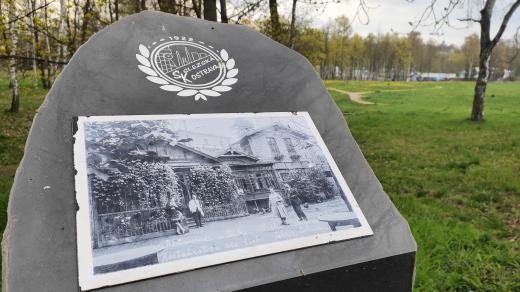 Restauraci U Dubu dnes připomíná stará fotografie na památníku