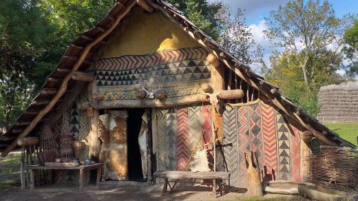 Hlavní budovou je v archeoskanzenu takzvaný dlouhý dům z mladší doby kamenné