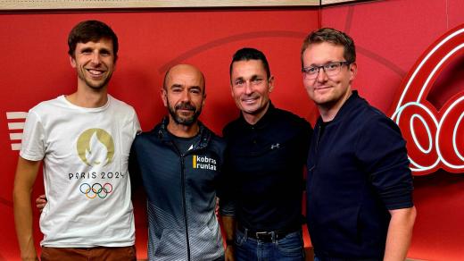 Ultramaratonec Radek Brunner (druhý zleva) byl hostem Kilometrů Jiřího Ježka