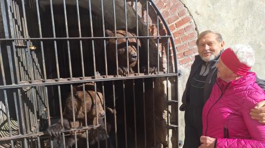 Medvědář Jan Míša Černý a redaktorka Mirka Nezvalová