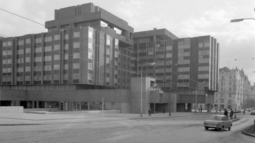 Hotel Intercontinental na snímku z roku 1975
