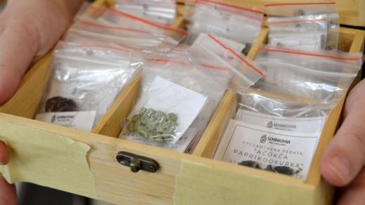 Semínkovna může mít podobu krabice v knihovně, police v komunitním centru nebo malé skříňky v kavárně