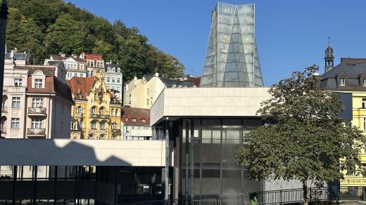 Skleněná koruna nad Vřídlem vznikla podle návrhu Jana Fišara