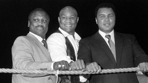 Zleva Joe Frazier, George Foreman a Muhammad Ali