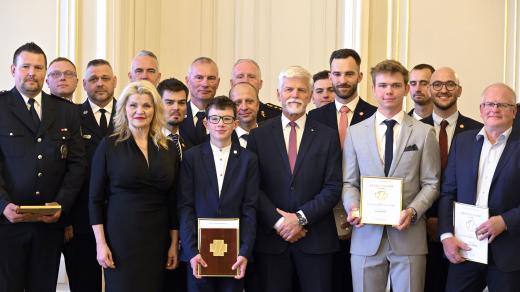 Jan Veverka (na snímku dole, vlevo vedle prezidenta Petra Pavla) na předávání ocenění Zlatý záchranářský kříž