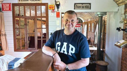 Daniel Suk vlakem nikdy moc nejezdil. Přesto se z něj stal velký železniční nadšenec