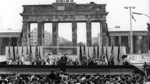 Dne 12. června 1987 vystoupil americký prezident Ronald Reagan s projevem na západní straně Berlínské zdi