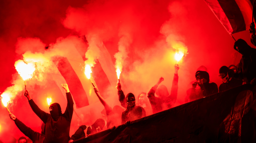 fotbal fanoušci hooligans tribuna pyrotechnika pyro dýmovnice