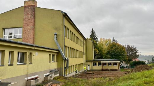 Dělníci připravují prostor pro přístavbu