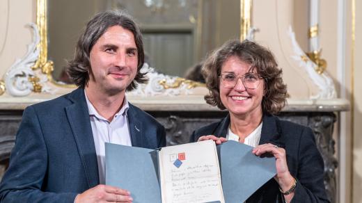 Milan Vojáček, ředitel Národního archivu ČR a Dagmar Hájková z Masarykova ústavu a archivu Akademie věd ČR drží dopis, který T. G. Masaryk nadiktoval svému synu Janovi