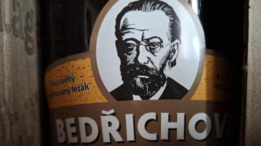 Světlý ležák Bedřichova jedenáctka je ikonickým pivem pivovaru a restaurace Veselka