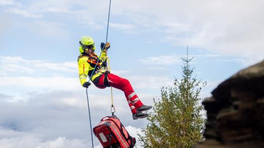 Záchranářka Lucie Langová slaňuje z vrtulníku letecké záchranné služby