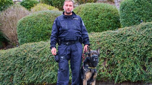 Městský policista a kynolog Milan Kozák a jeho pes K’nox
