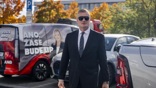 Čestný prezident strany Motoristé sobě přichází na jednání s předsedou hnutí ANO Andrejem Babišem