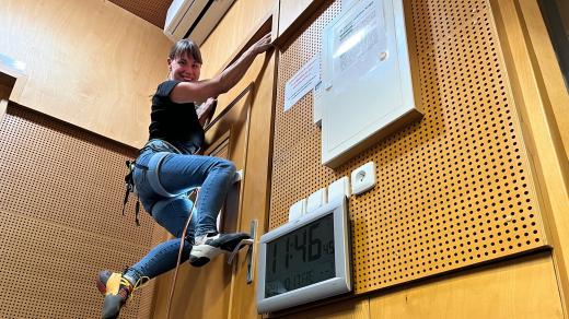 Lezkyně Michaela Zozuláková ve studiu Českého rozhlasu Pardubice