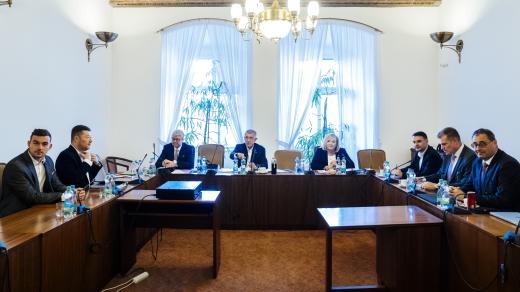 Jednání o budoucí vládě, uprostřed předseda hnutí ANO Andrej Babiš, vlevo předseda SPD Tomio Okamura, vpravo předseda strany Motoristé sobě Petr Macinka