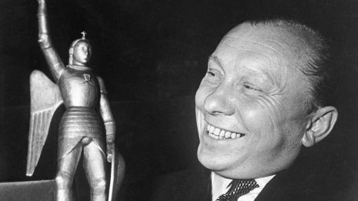 Filmový režisér Karel Zeman s Velkou cenou Světového filmového festivalu v Bruselu, soškou sv. Michala, za film Vynález zkázy (14. června 1958)