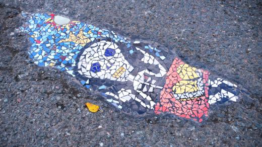 Mozaika Matěje Krajíčka na Tylově nábřeží v Hradci Králové